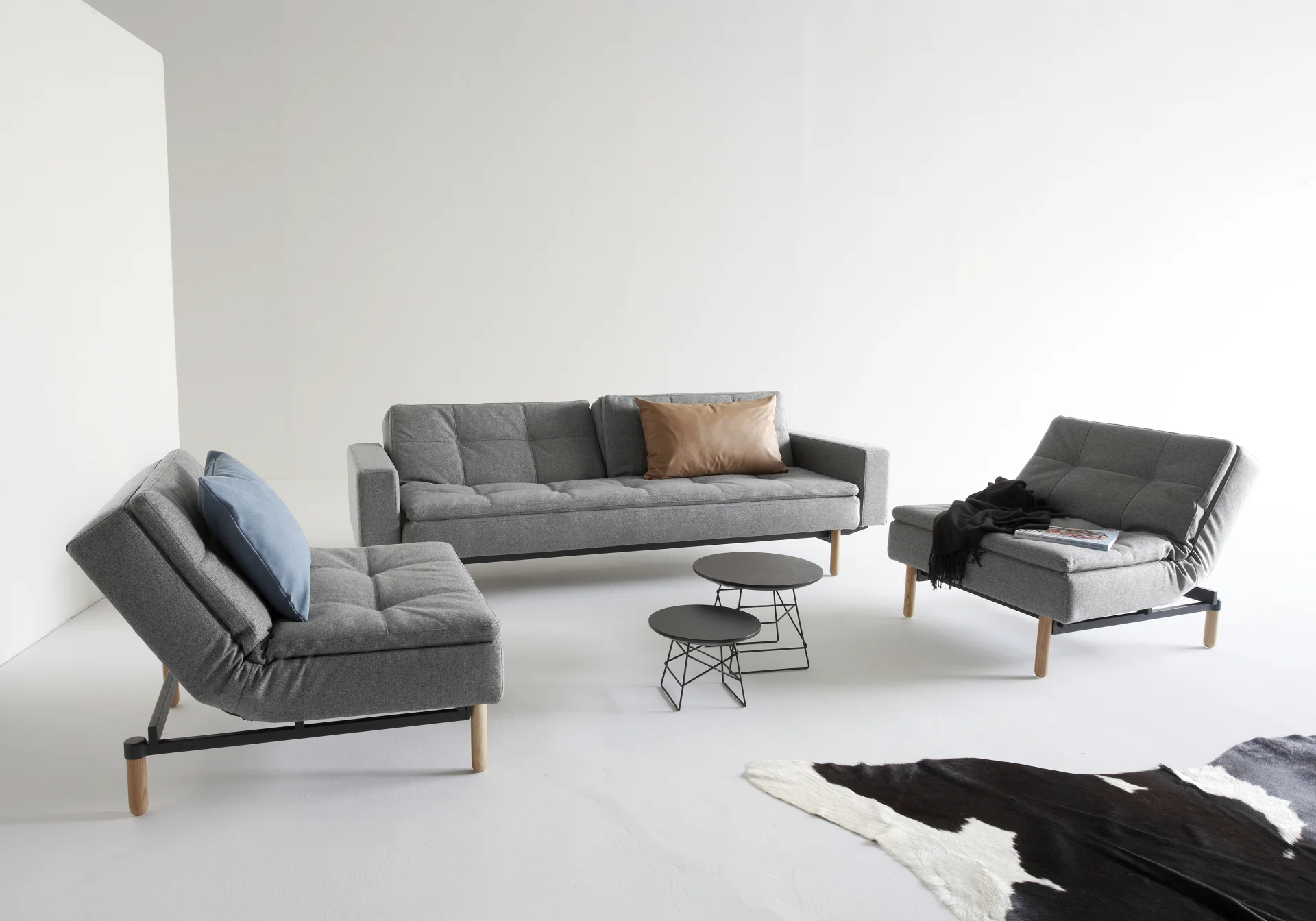 duża sofa i dwa fotele - super do większego wnętrza, w małym pokoju przytłoczą całość!