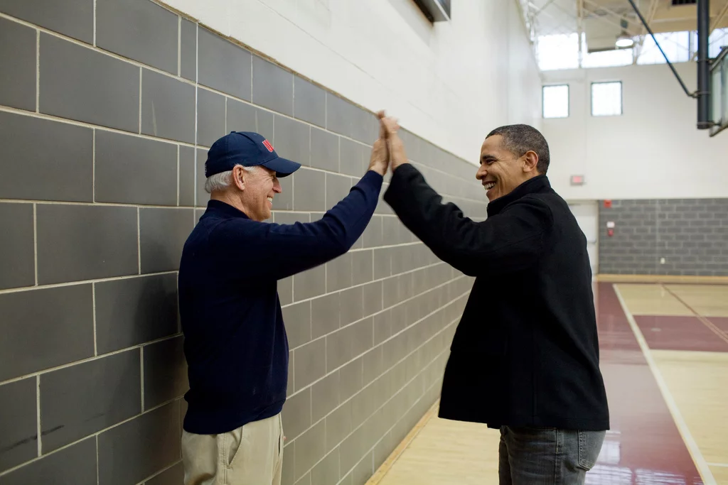 Barack Obama i Joe Biden oglądają mecz koszykówki, w którym grają córka prezydenta i wnuczka. 2010 rok.