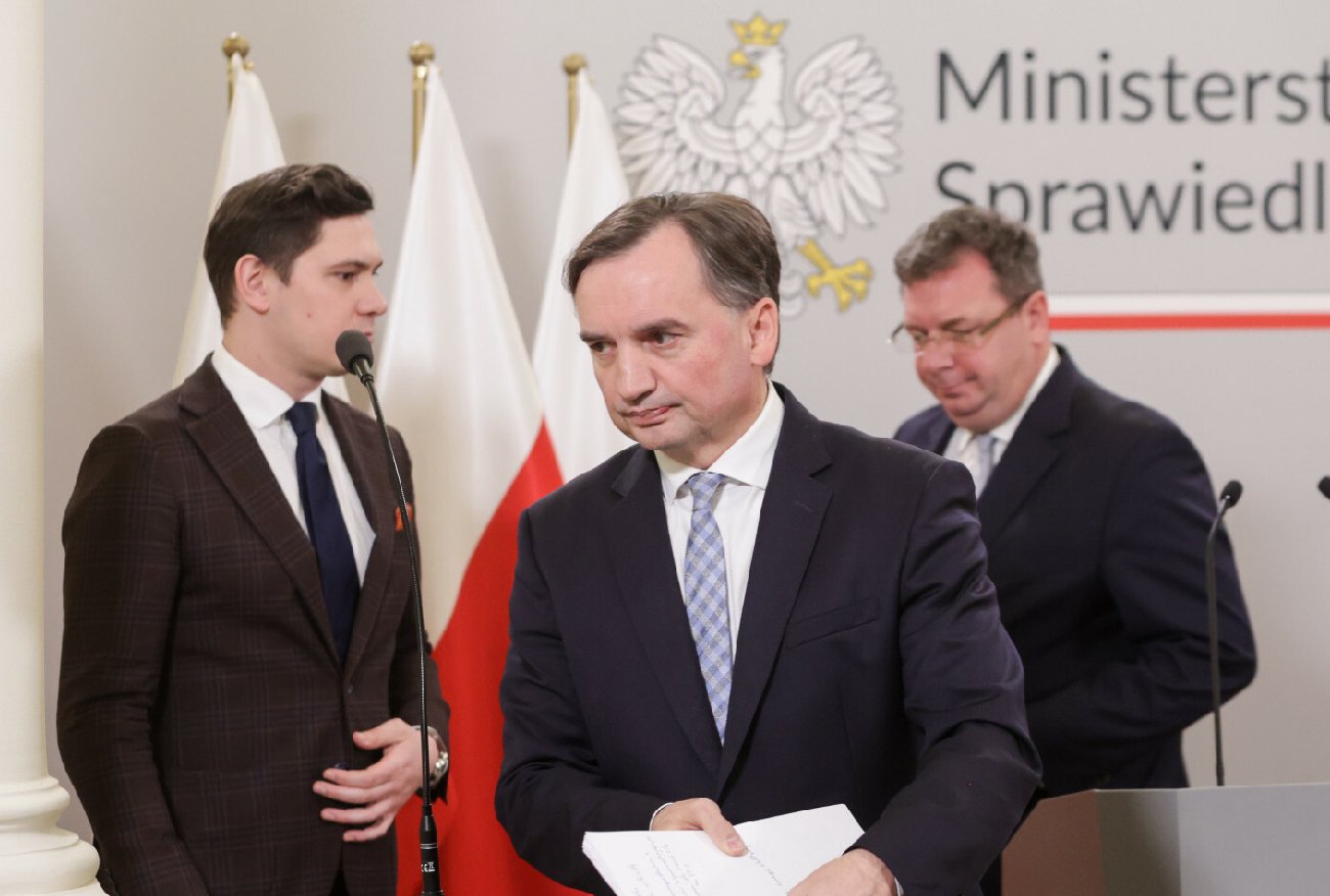 Stan zdrowia Zbigniewa Ziobry. Ozdoba: On się dusi jak mówi.