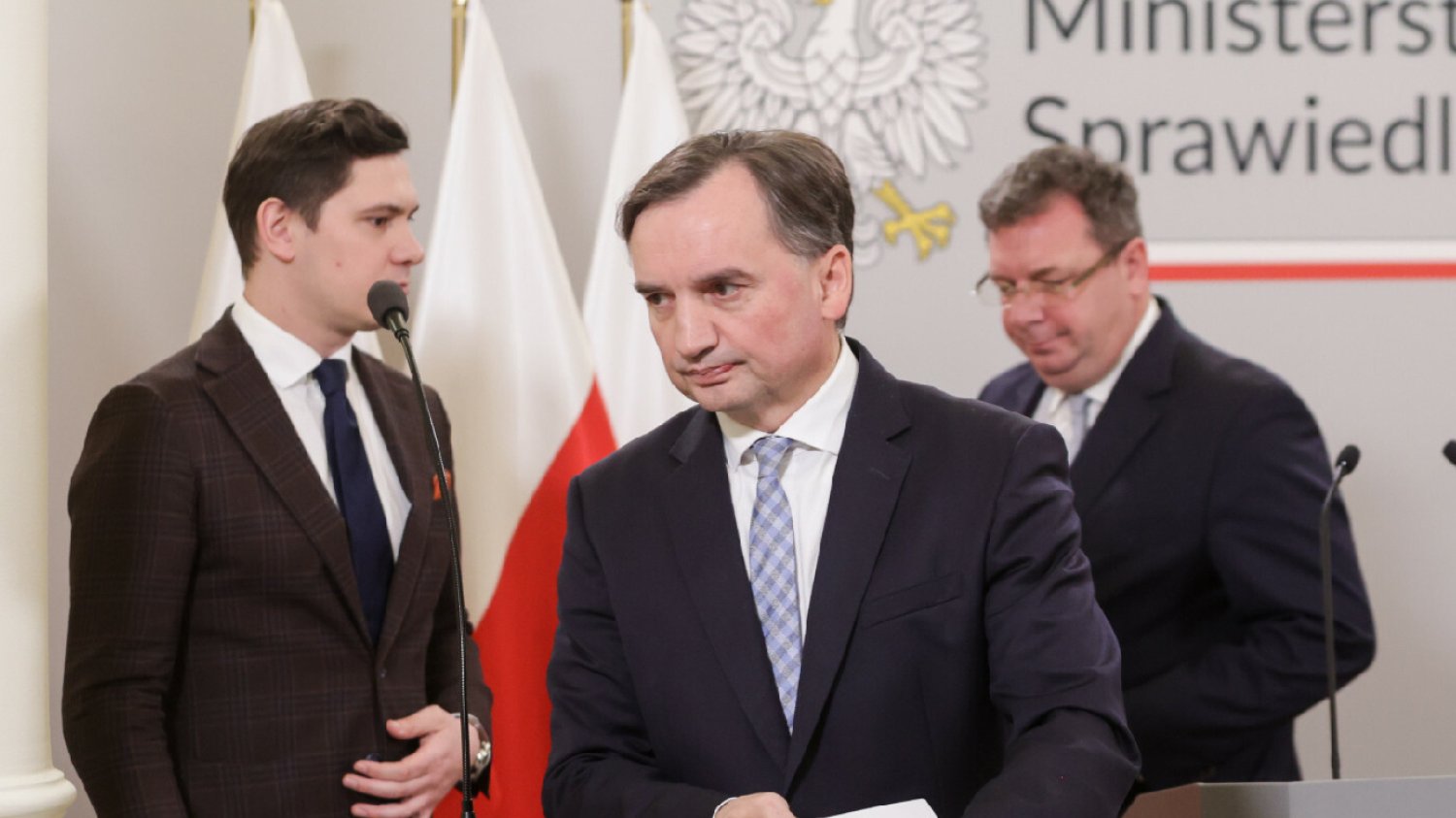 Stan zdrowia Zbigniewa Ziobry. Ozdoba: On się dusi jak mówi.