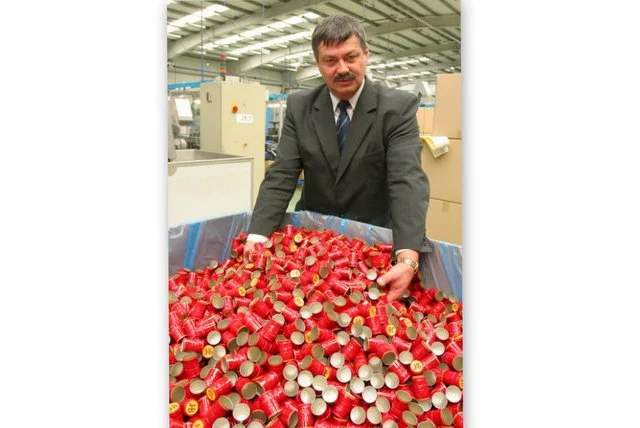 Zakrętki produkowane w jego firmie można znaleźć na butelkach najlepszych wódek świata.