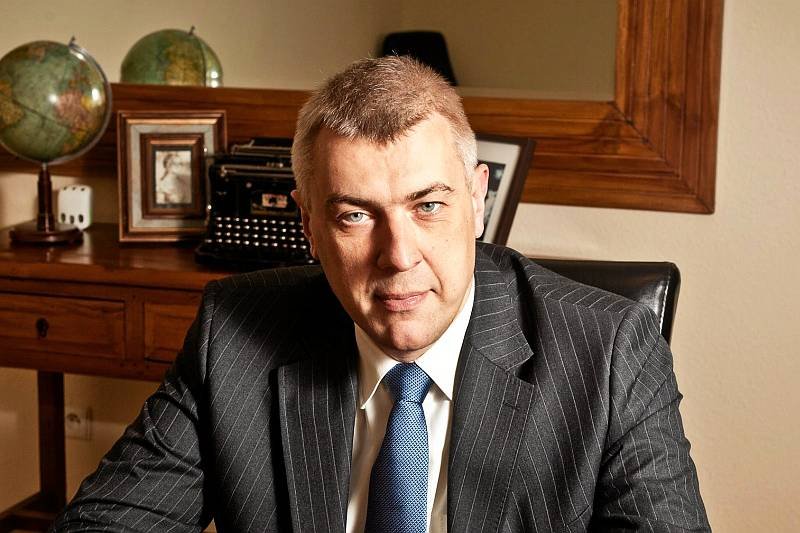 Roman Giertych ostro krytykuje obecnych liderów Młodzieży Wszechpolskiej za koalicję z kibolami, którzy kolejny raz wywołali zamieszki na Marszu Niepodległości.