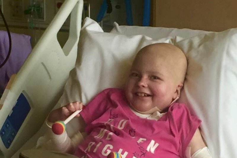 Zuzia Macheta, chora na pęcherzykowe oddzielanie się naskórka, w szpitalu w Minnesocie.