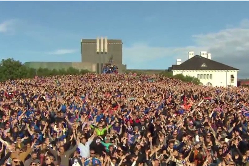 Ależ powitanie zgotowali piłkarzom mieszkańcy Islandii.