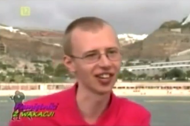 Zrzut z serialu "Pamiętniki z wakacji" Polsatu. Na zdjęciu bohater drugiej serii, czyli Henio "Mięsny Jeż".