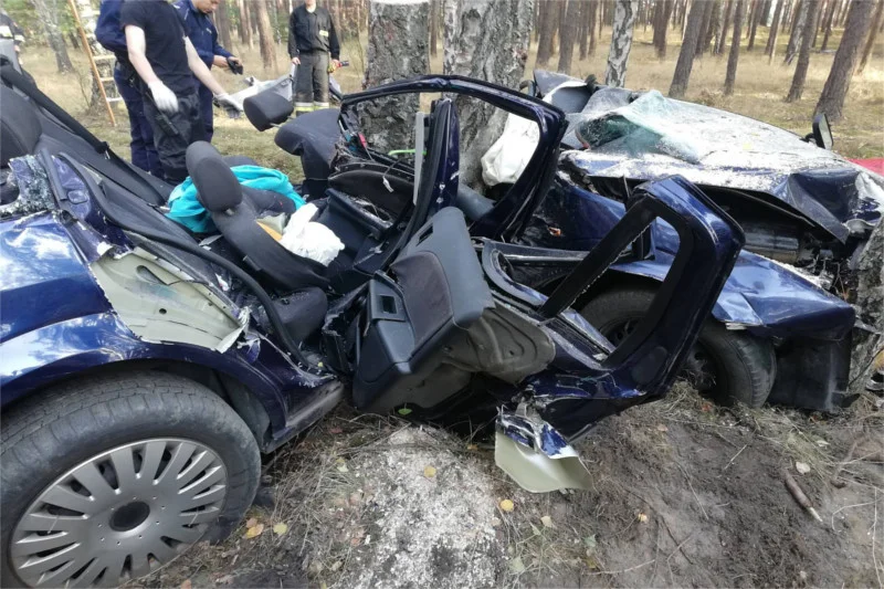 Zakleszczoną w samochodzie kobietę znalazł po 8 godzinach grzybiarz.