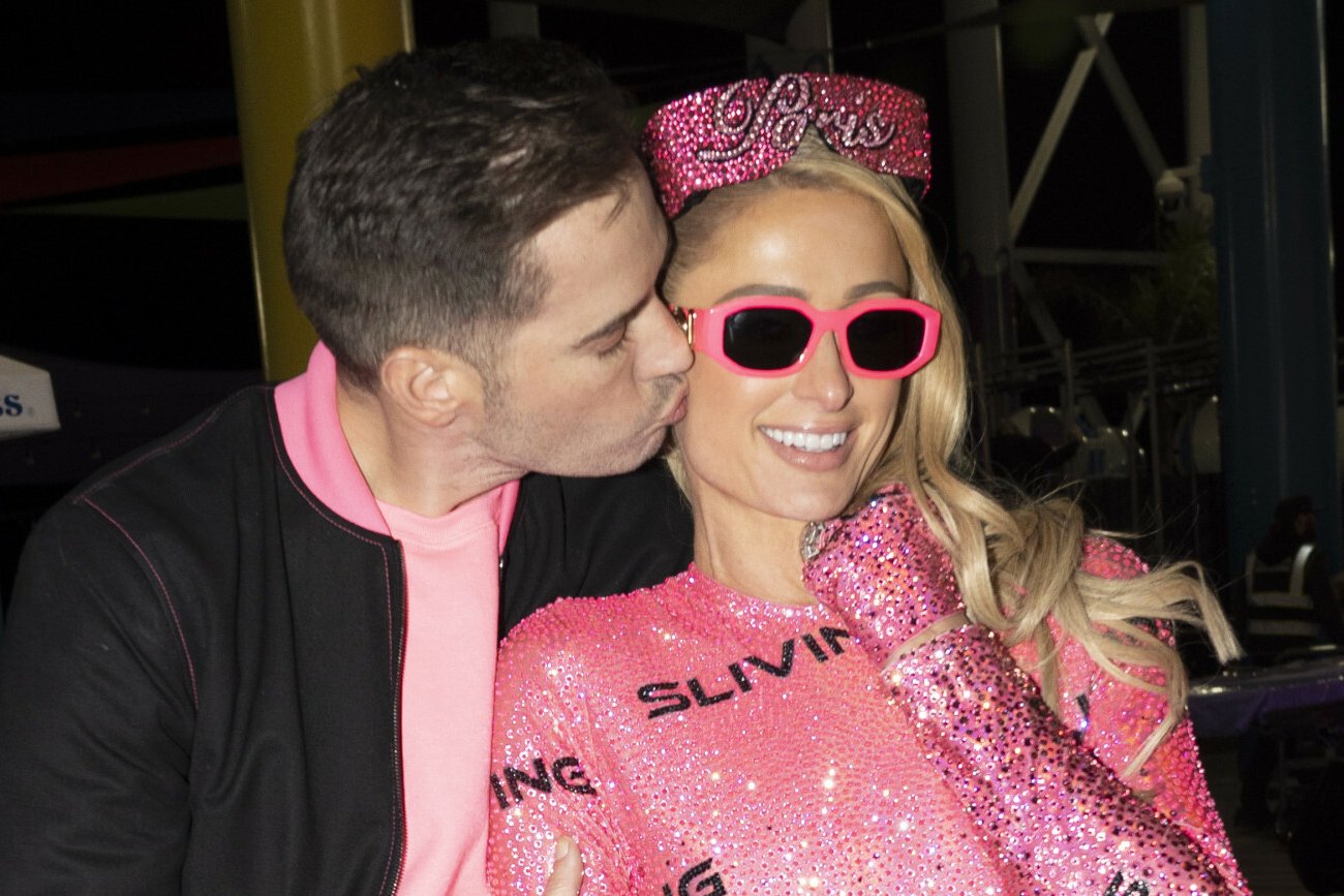 Paris Hilton została mamą dzięki surogatce. Krzysztof Gojdź komentuje