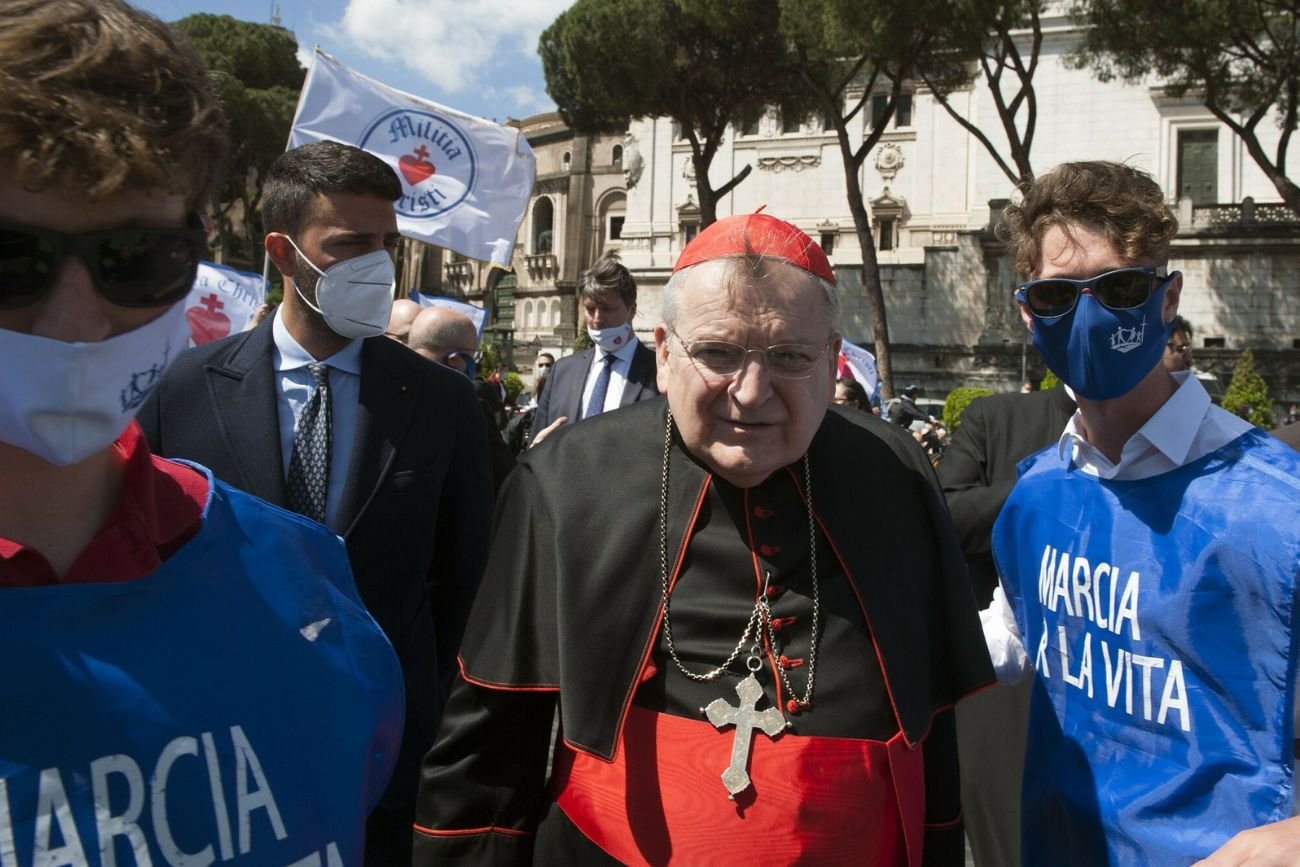 Kardynał Raymond Burke trafił pod respirator.