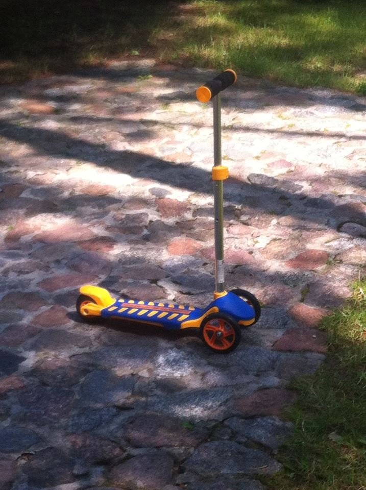 Hulajnoga porzucona na środku przestrzeni wspólnej, w której mieszkam, będzie tak stała do wieczora, dopóki maluch nie wróci z plaży.