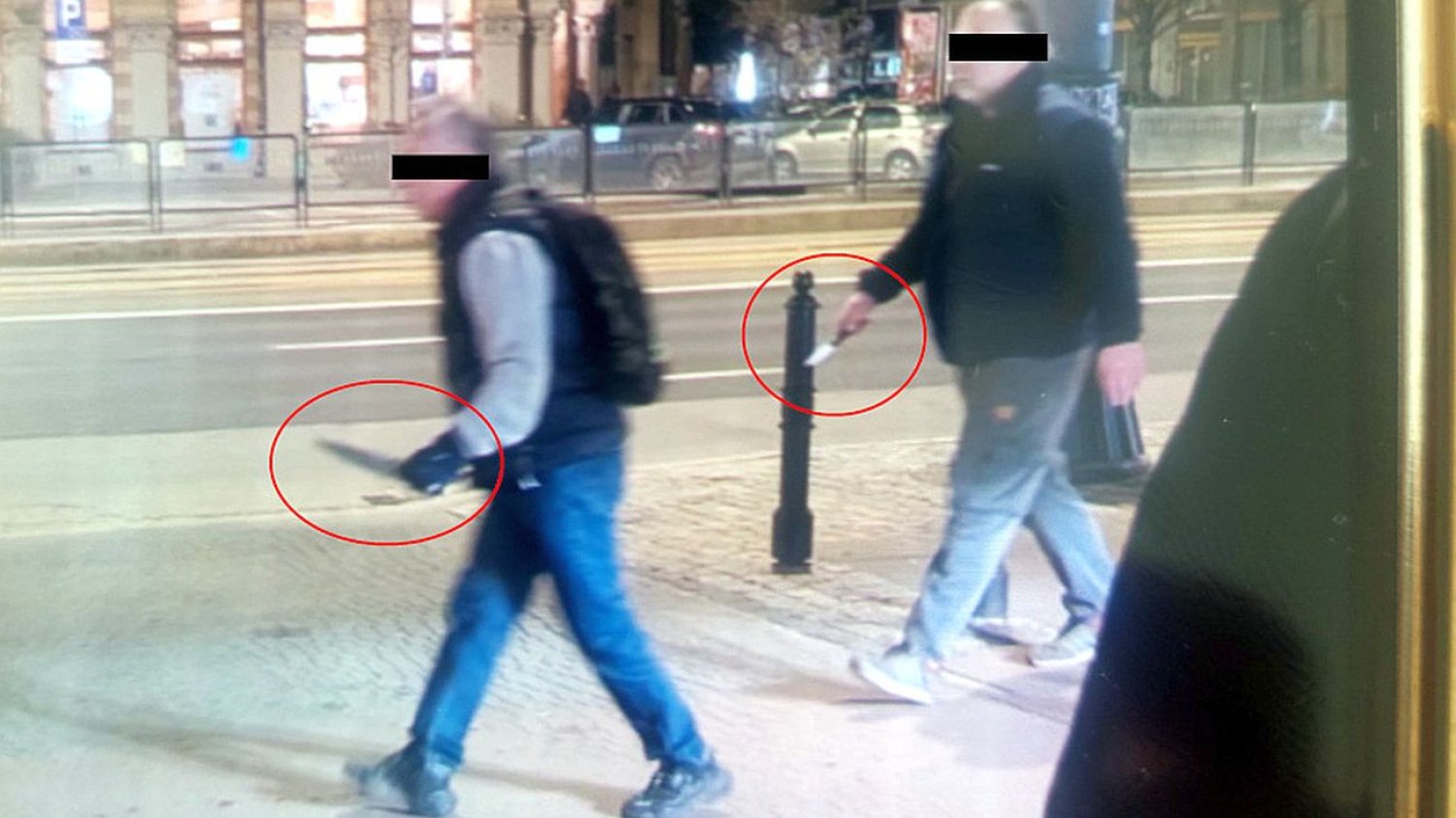 Na środku chodnika zaatakowali człowieka nożami. Sprawcami są ojciec i syn Szok w Warszawie. Ojciec i syn nagle wyjęli noże, ofiara walczy o życie