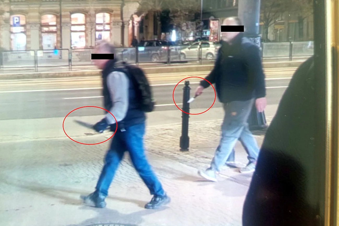 Na środku chodnika zaatakowali człowieka nożami. Sprawcami są ojciec i syn Szok w Warszawie. Ojciec i syn nagle wyjęli noże, ofiara walczy o życie