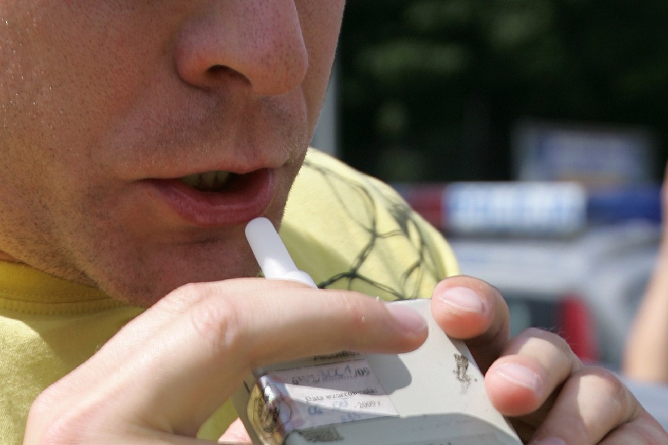 Kiedy pracodawca może zbadać trzeźwość pracownika? Jest już nowy projekt ustawy o zmianie ustawy – Kodeks pracy oraz ustawy o wychowaniu w trzeźwości i przeciwdziałaniu alkoholizmowi. Kiedy pracodawca może zbadać trzeźwość pracownika? Wyjaśniamy projektowane zasady kontroli trzeźwości w pracy.