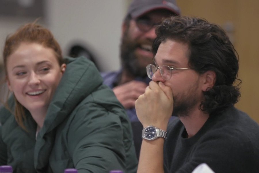 Niektórzy aktorzy bardzo emocjonalnie zareagowali na to, co stanie się z ich bohaterami w ostatnim odcinku. Chociażby Kit Harrington