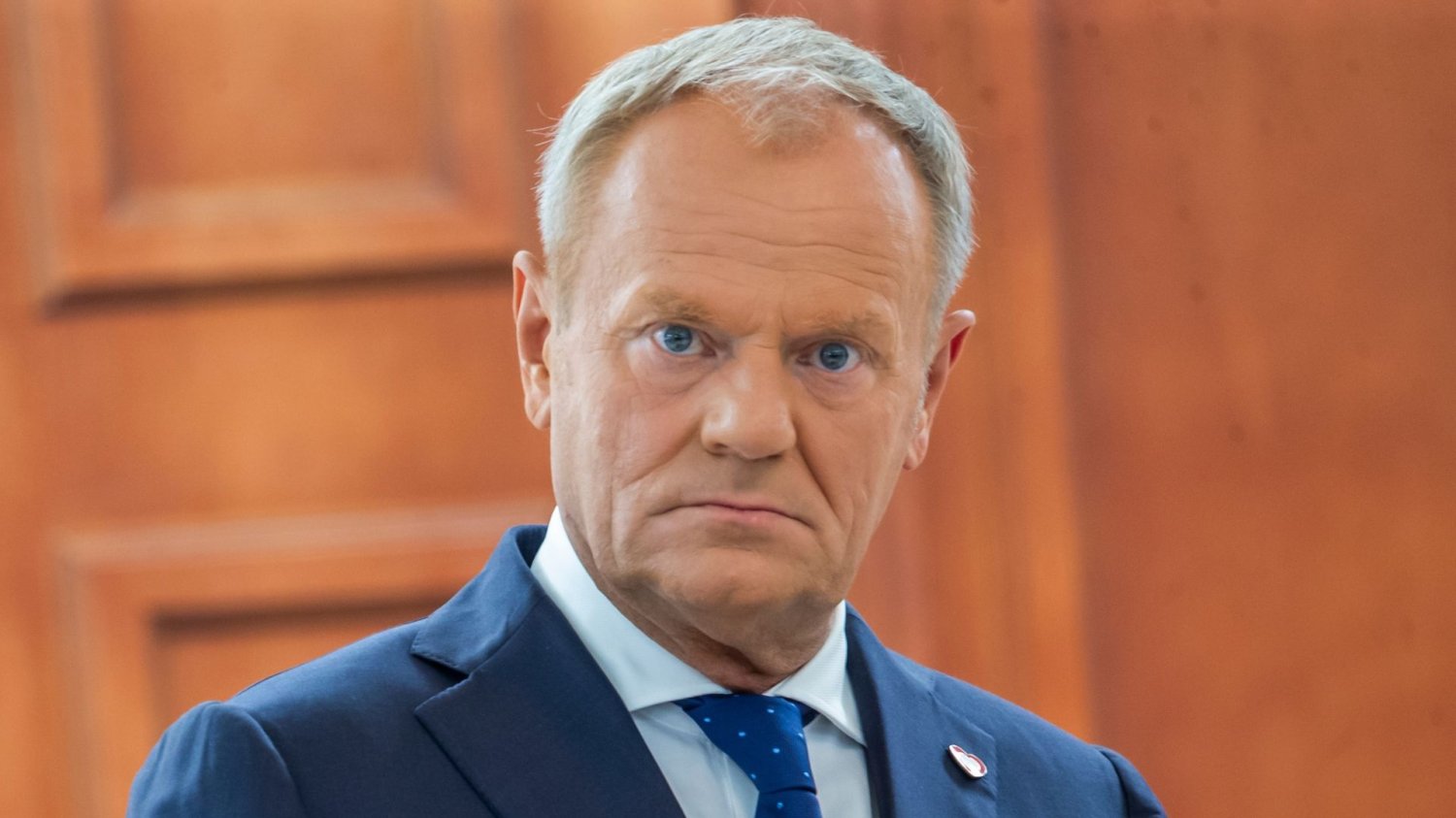 Donald Tusk poucza Karola Nawrockiego i Andrzeja Dudę.