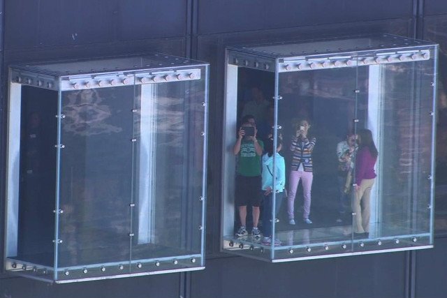 Jedną z największych atrakcji Willis Tower są przeszklone balkony