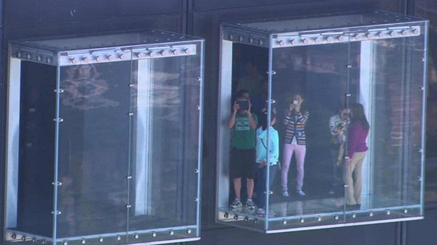 Jedną z największych atrakcji Willis Tower są przeszklone balkony