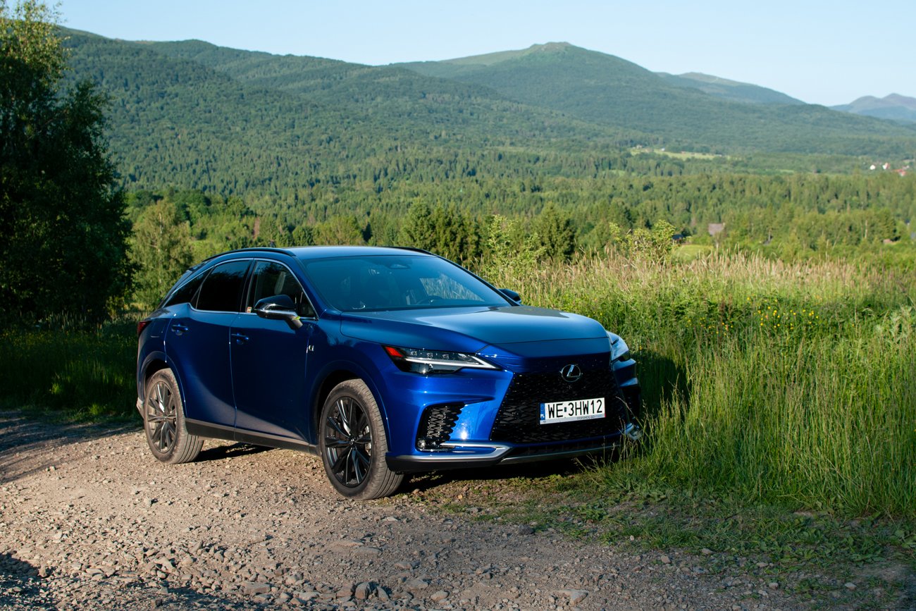 Rzucić to wszystko i pojechać w Bieszczady. Najlepiej Lexusem RX 450h+ F Sport