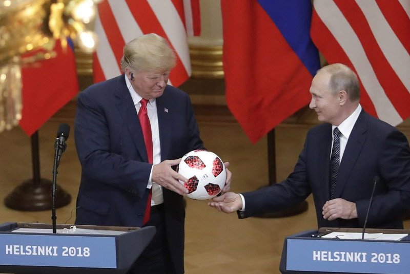 Secret Service sprawdzi piłkę podarowaną Trumpowi przez Władimira Putina.