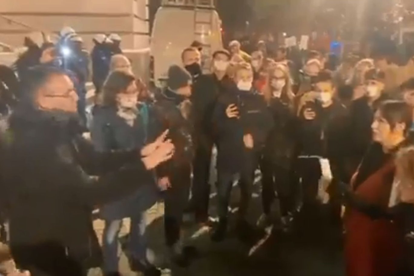 Jestem przeciwko PiS-owi - tych słów księdza w Katowicach nie spodziewali się protestujący.