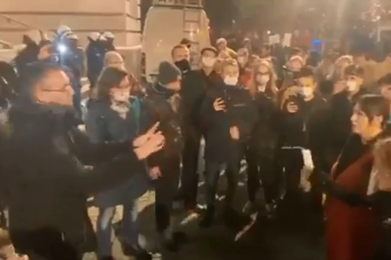 Jestem przeciwko PiS-owi - tych słów księdza w Katowicach nie spodziewali się protestujący.