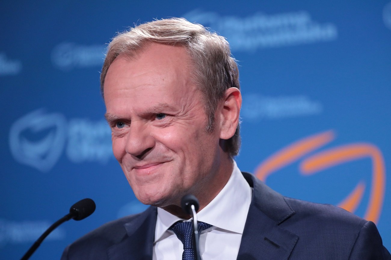 Koalicja Obywatelska zyskuje po powrocie Donalda Tuska. Z kolei PiS traci w nowym sondażu.
