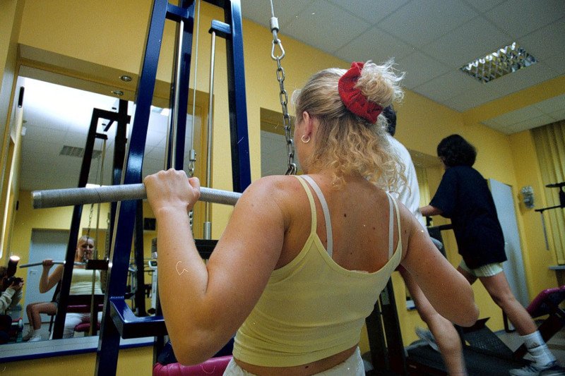 Kobiety wstydzą się ćwiczyć na siłowni? Trener: Panie nie czują się mile widziane