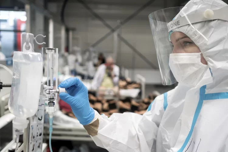 Więcej zakażeń i zgonów niż wczoraj w najnowszym raporcie MZ.