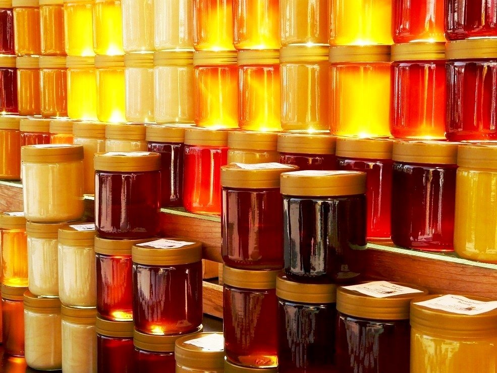 Najnowsze wyniki badań naukowych wskazują, że miód może mieć dużo większe właściwości lecznicze niż dotąd sądzono. Miód: właściwości lecznicze. Naukowcy z Oxfordu twierdzą, że działa skuteczniej niż antybiotyki. Jak to możliwe?