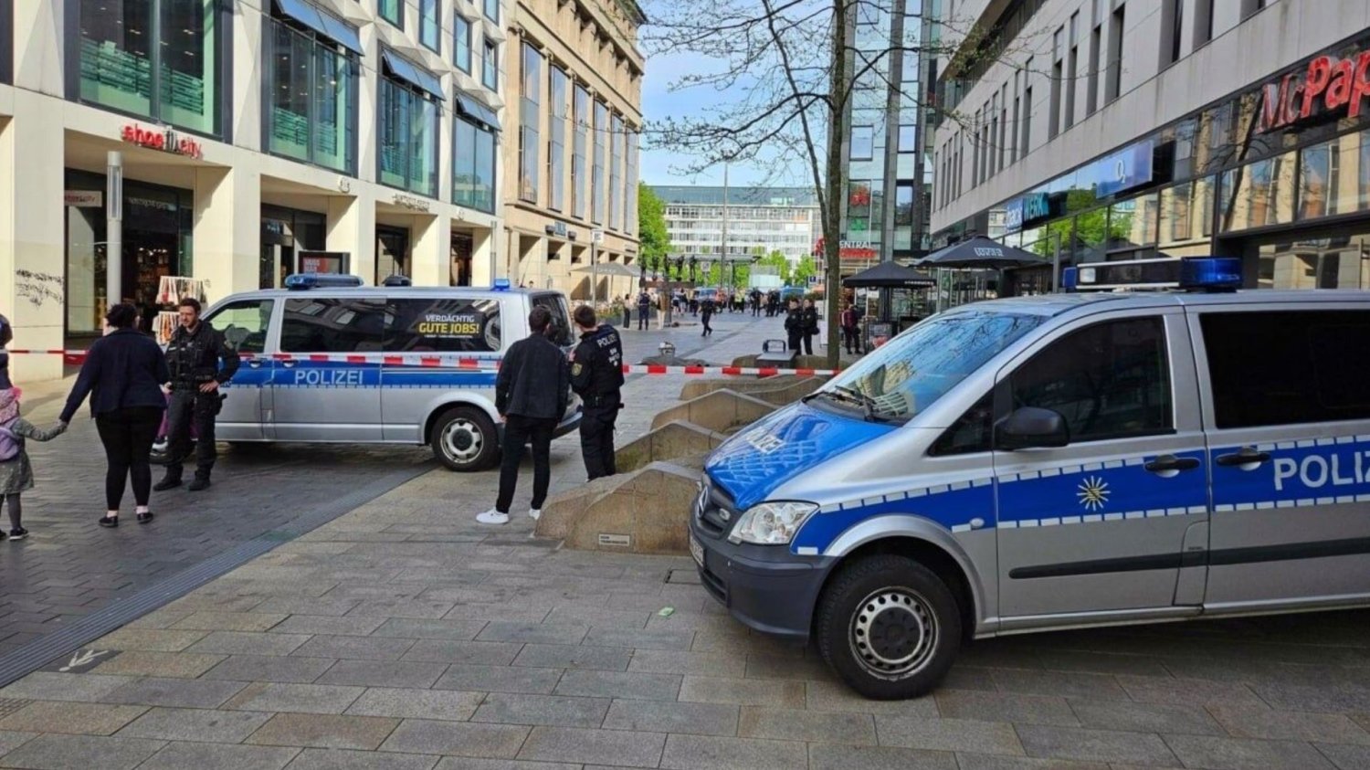 Kierowca w Niemczech wjechał w tłum ludzi. Są ofiary śmiertelne i wielu rannych Niemcy, wypadek, policja, smierć