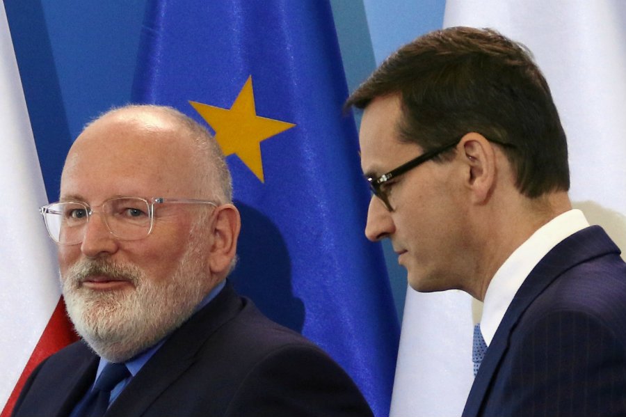 Czy to rozmowa Mateusza Morawieckiego z Małgorzatą Gersdorf sprawiła, że w Brukseli zwlekają ze złożeniem skargi na Polskę?