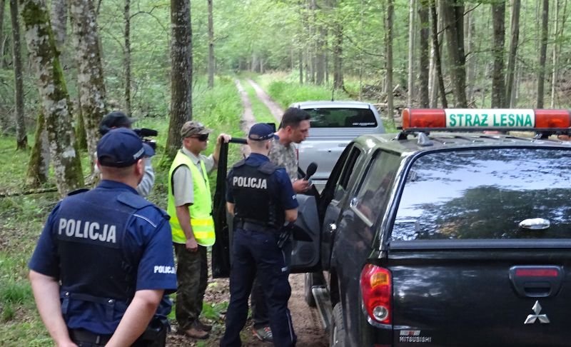 Dziennikarz TVN Piotr Czaba w Puszczy Białowieskiej negocjuje ze strażą leśną i policją