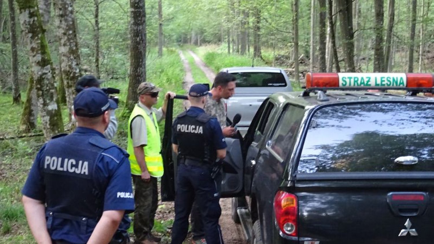Dziennikarz TVN Piotr Czaba w Puszczy Białowieskiej negocjuje ze strażą leśną i policją