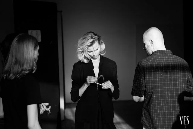 Backstage sesji do kalendarza Yes. Frąckowiak zakłada biżuterię Ani