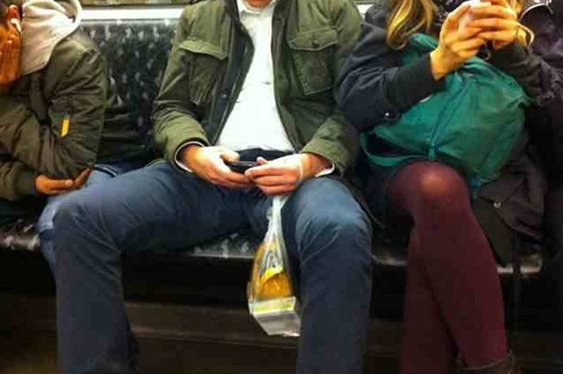 "Codziennik Feministyczny" zaskoczył tekstem o "rozkraczonych mężczyznach"