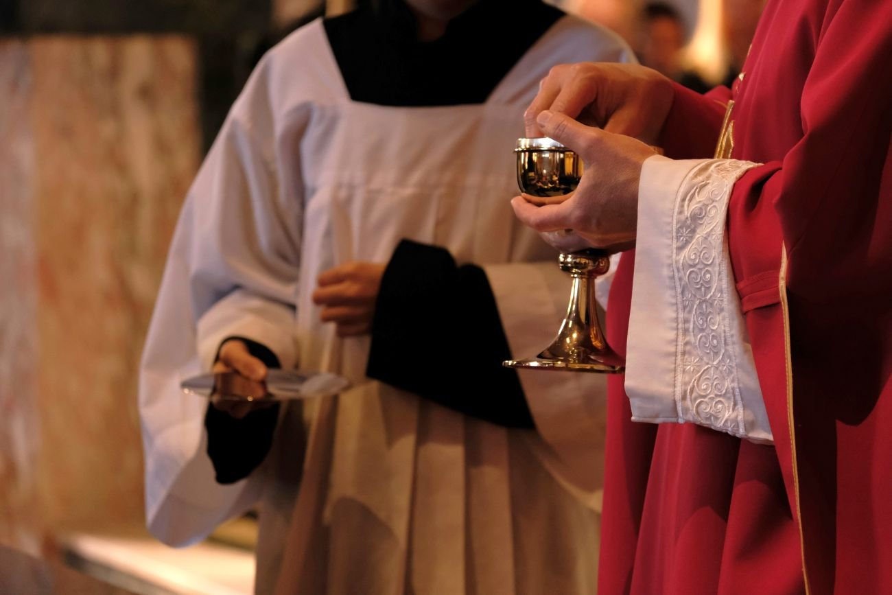 Ksiądz z Wrocławia miał nie tylko zażywać narkotyki i proponować seks mężczyznom, ale i handlować substancjami psychotropowymi