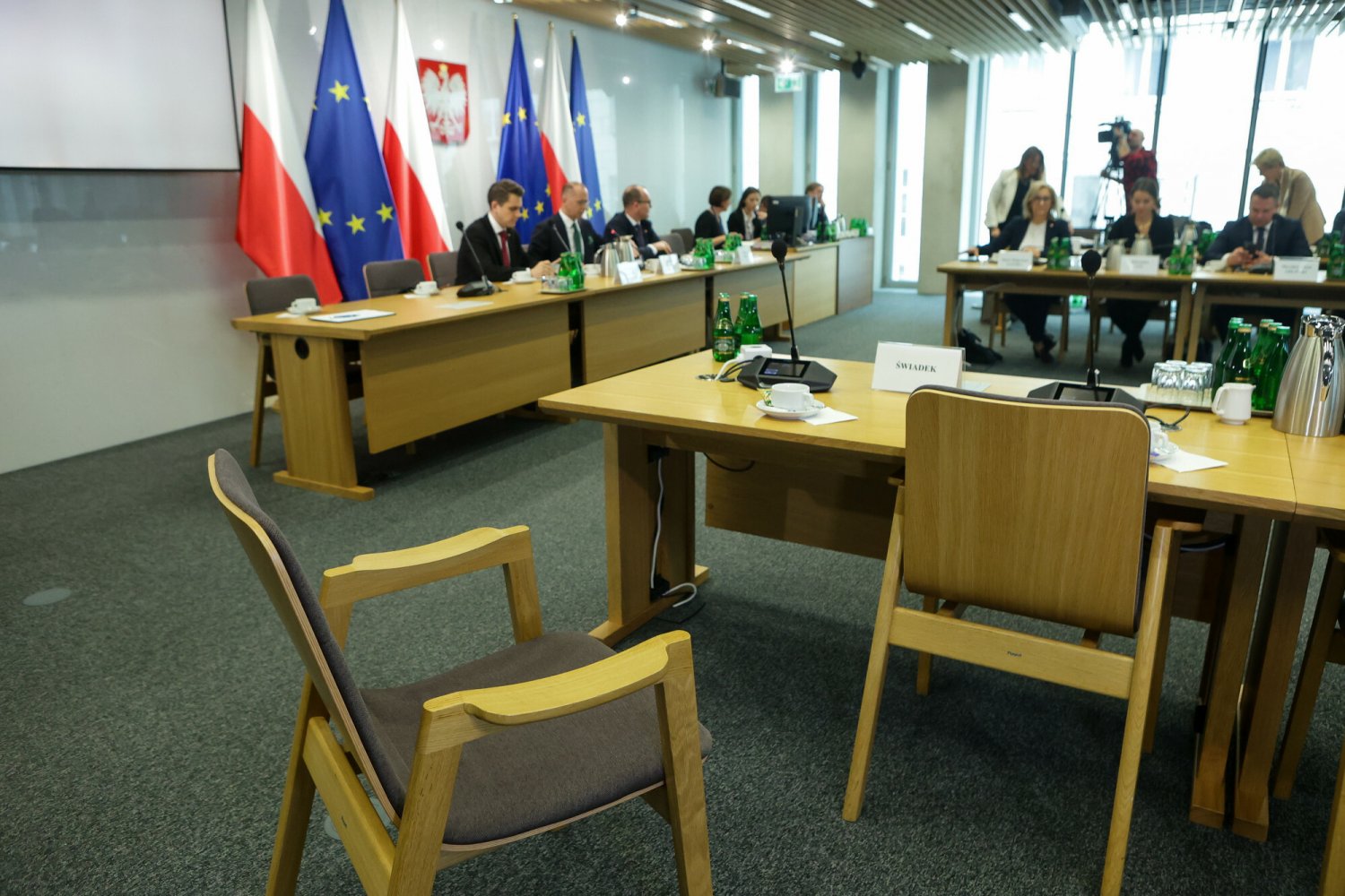 Puste krzesło czekające na wiceprezesa PiS i byłego szefa MSWiA Mariusza Kamińskiego