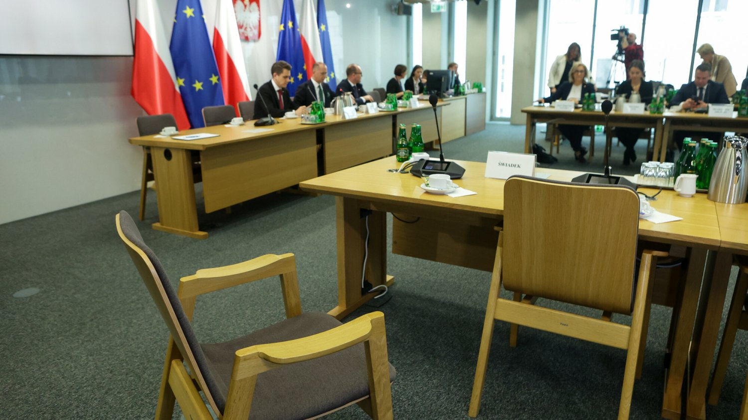 Wiceprezes PiS i były szef MSWiA Mariusz Kamiński nie stawił się na przesłuchaniu przed sejmową komisją śledczą ds. afery wizowej. Puste krzesło czekające na wiceprezesa PiS i byłego szefa MSWiA Mariusza Kamińskiego
