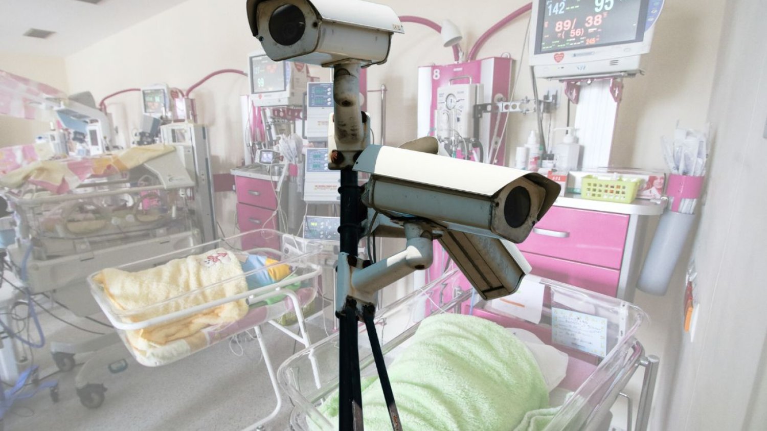 Szpital bezprawnie podglądał matki karmiące i przewijające niemowlaki. Szpital bezprawnie podglądał matki karmiące i przewijające niemowlaki.