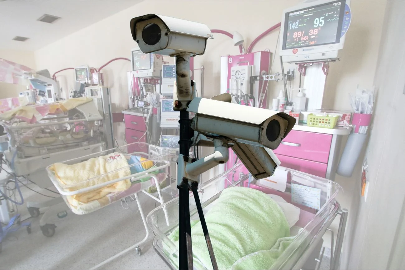Szpital bezprawnie podglądał matki karmiące i przewijające niemowlaki.
