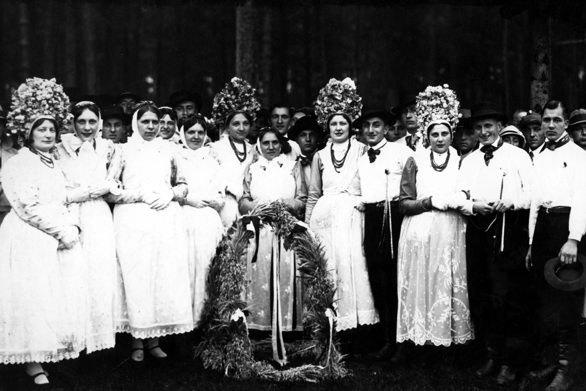Plecienie wieńcy z pozostawionych zbóż rozpoczynało radosny pochód. Tutaj Dożynki w Spale, 1933 r.