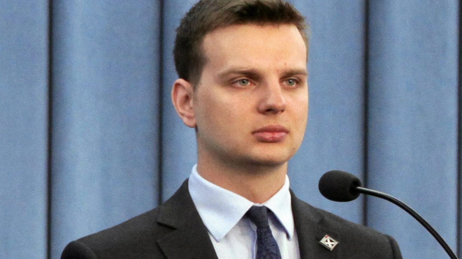 "Kto by o tym pośle słyszał, gdyby nie to". Oto Jakub Kulesza – parlamentarzysta Kukiz'15, który "błysnął" groźbami wobec sędziów.