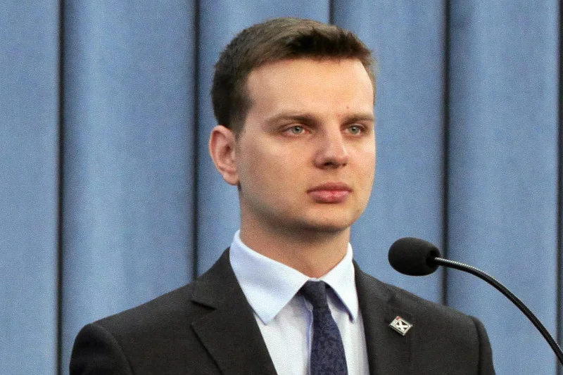 "Kto by o tym pośle słyszał, gdyby nie to". Oto Jakub Kulesza – parlamentarzysta Kukiz'15, który "błysnął" groźbami wobec sędziów.