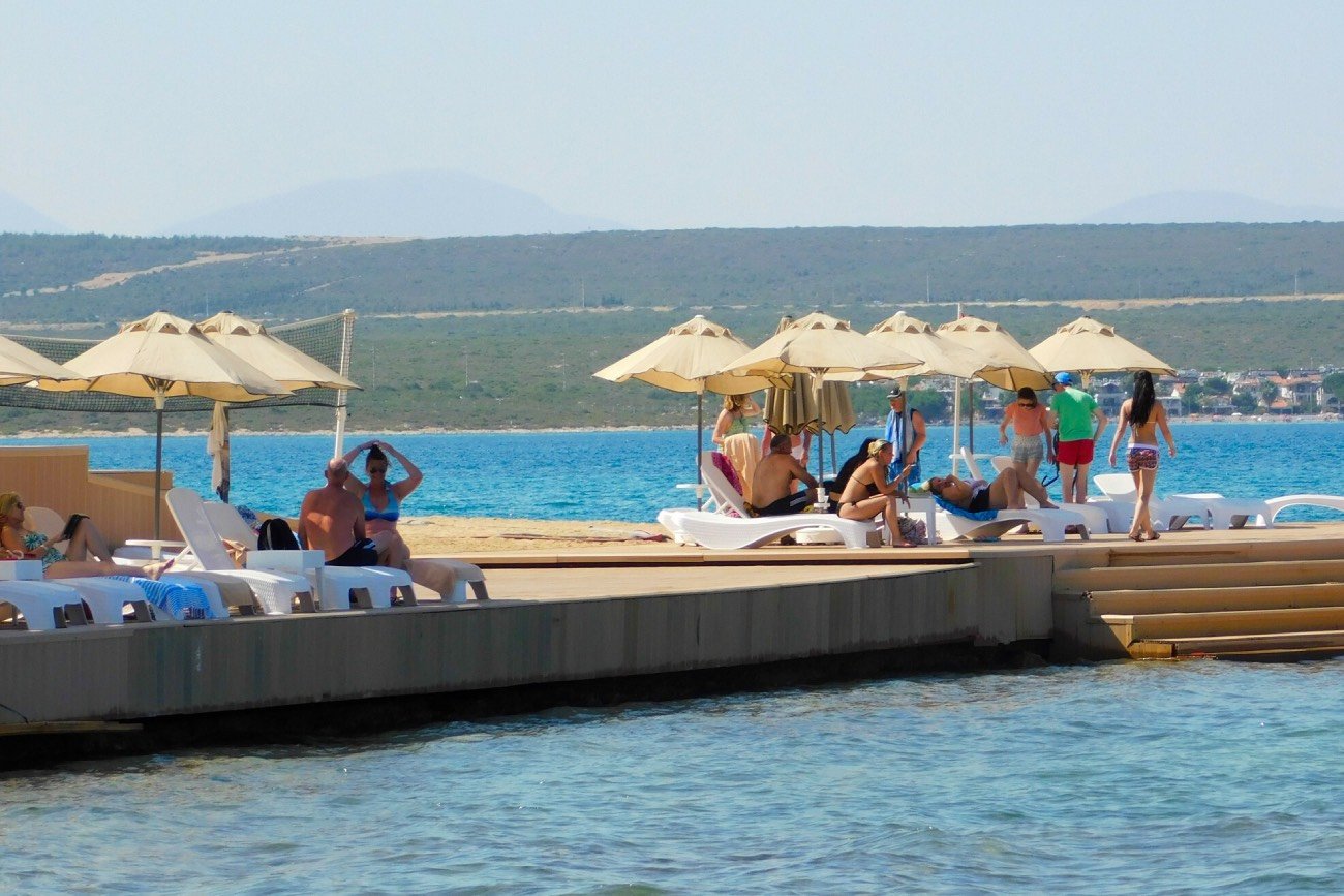 turyści na leżakach w Turcji