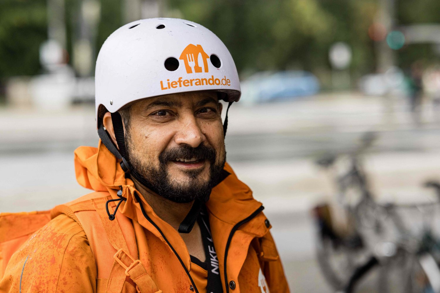 Były minister komunikacji Afganistanu Sayed Sadaat osiadł w Niemczech, gdzie został... kurierem.