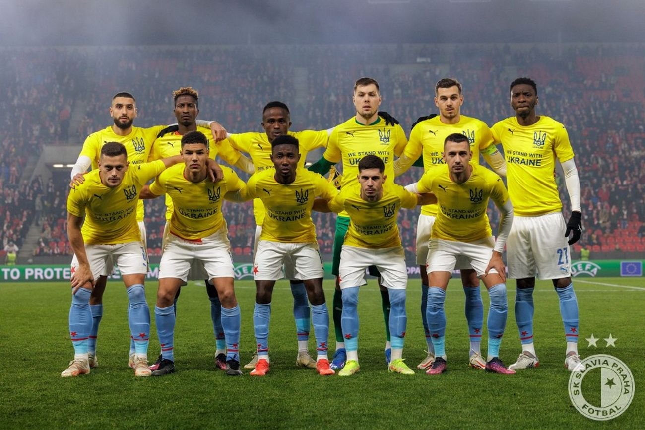 W takich koszulkach na mecz Ligi Konferencji wyszli piłkarze czeskiej Slavii Praga. Brawo!