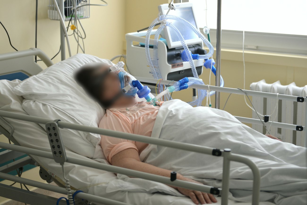 Moja babcia nie chciała się zaszczepić przeciw COVID-19 i trafiła do szpitala. Zdjęcie poglądowe.