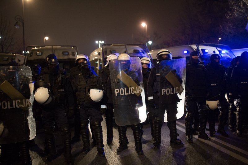 Kobieta padła ofiarą przemocy policyjnej podczas środowego protestu w Warszawie.