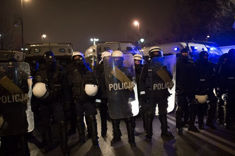 Kobieta padła ofiarą przemocy policyjnej podczas środowego protestu w Warszawie.