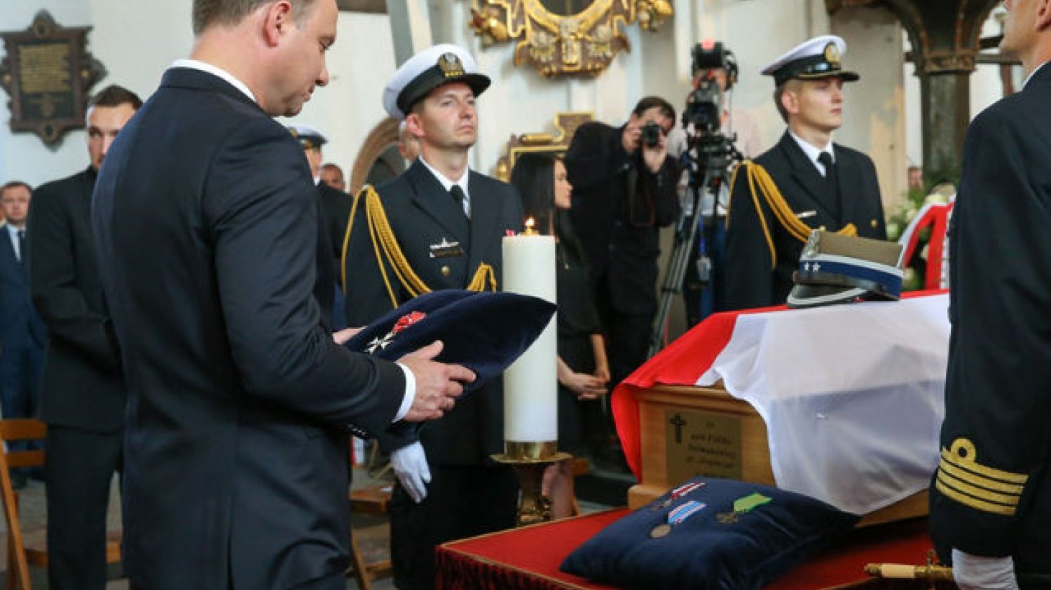 Prezydent Duda wziął dziś udział w uroczystościach pogrzebowych "Inki" i "Zagończyka", dwojga żołnierzy wyklętych.