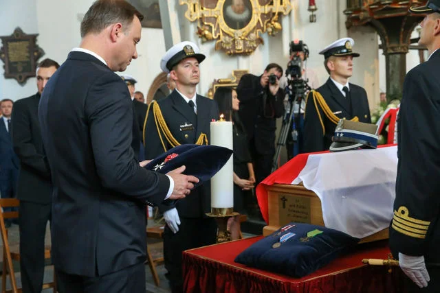 Prezydent Duda wziął dziś udział w uroczystościach pogrzebowych "Inki" i "Zagończyka", dwojga żołnierzy wyklętych.